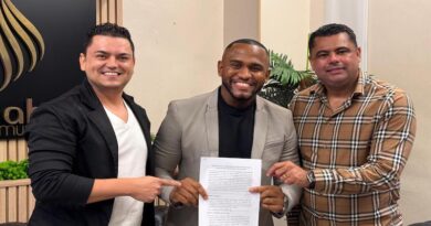 O cantor VJota assina contrato com a gravadora Todah Music