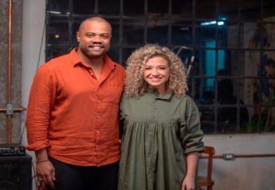 Arianne lança dueto com Weslei Santos no clássico “Teus Altares” Arianne lança dueto com Weslei Santos no clássico “Teus Altares”