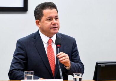 Do rádio à Câmara: a trajetória de Cezinha de Madureira, jornalista que chegou à política Do rádio à Câmara: a trajetória de Cezinha de Madureira, jornalista que chegou à política