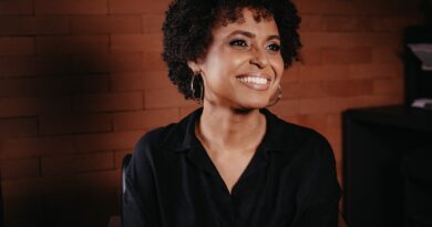 Após nove anos, Jane Gomes reúne músicas de diferentes fases da carreira no EP “Graça” Após nove anos, Jane Gomes reúne músicas de diferentes fases da carreira no EP “Graça”