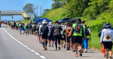 Feriado de Nossa Senhora Aparecida movimenta milhares de fiéis na Rodovia Presidente Dutra, em SP